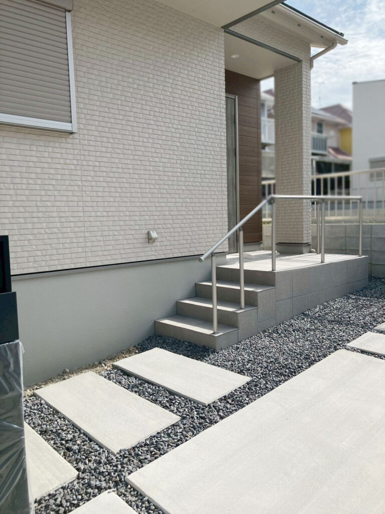 手すりを設けた使いやすい玄関ポーチ