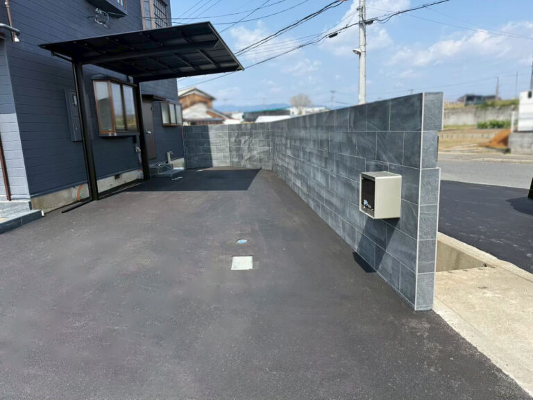 石垣から一新した重厚感のあるタイル塀