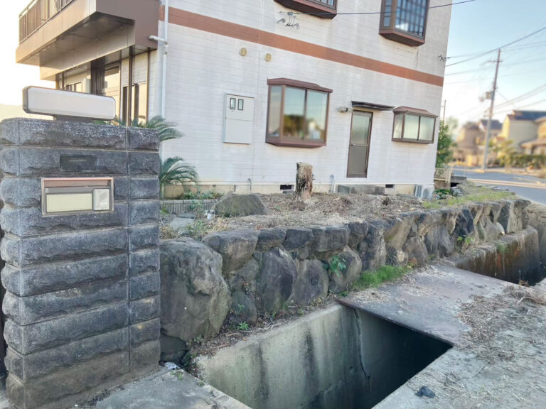 表札とポストをすっきりまとめた門まわり