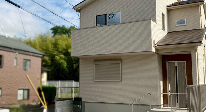 白を基調とした住まいに調和する、すっきりとした新築外構