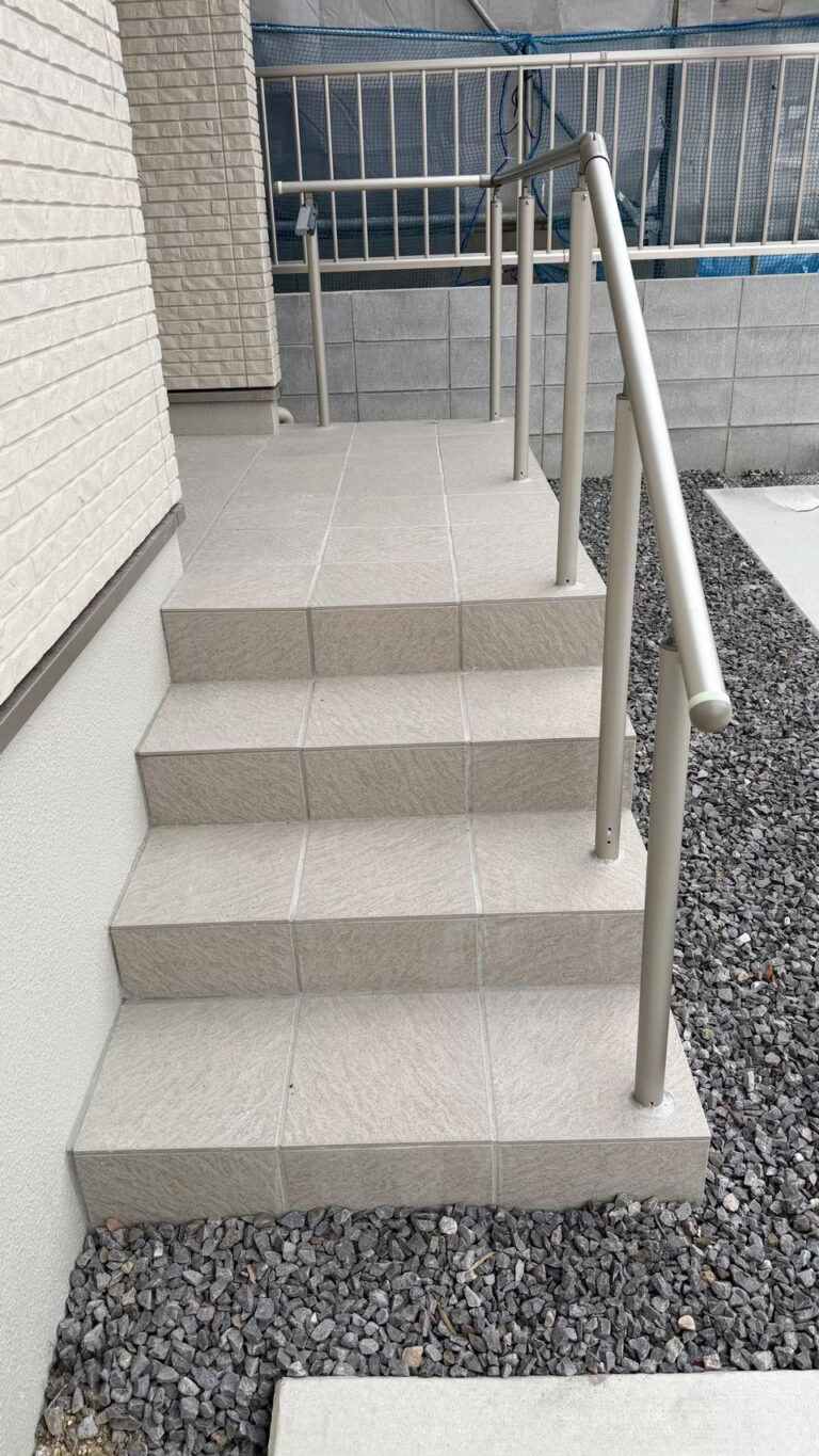 玄関まわりをすっきりと見せるタイル階段