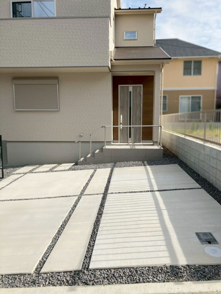 コンクリートと砕石でまとめたすっきりとしたアプローチ