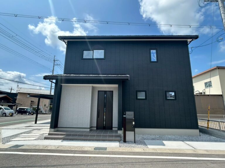 黒を基調とした住まいに調和する、直線美を活かした新築外構