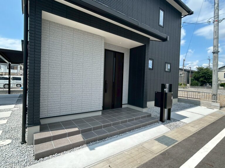 平板と砂利で表情をつけたアプローチ
