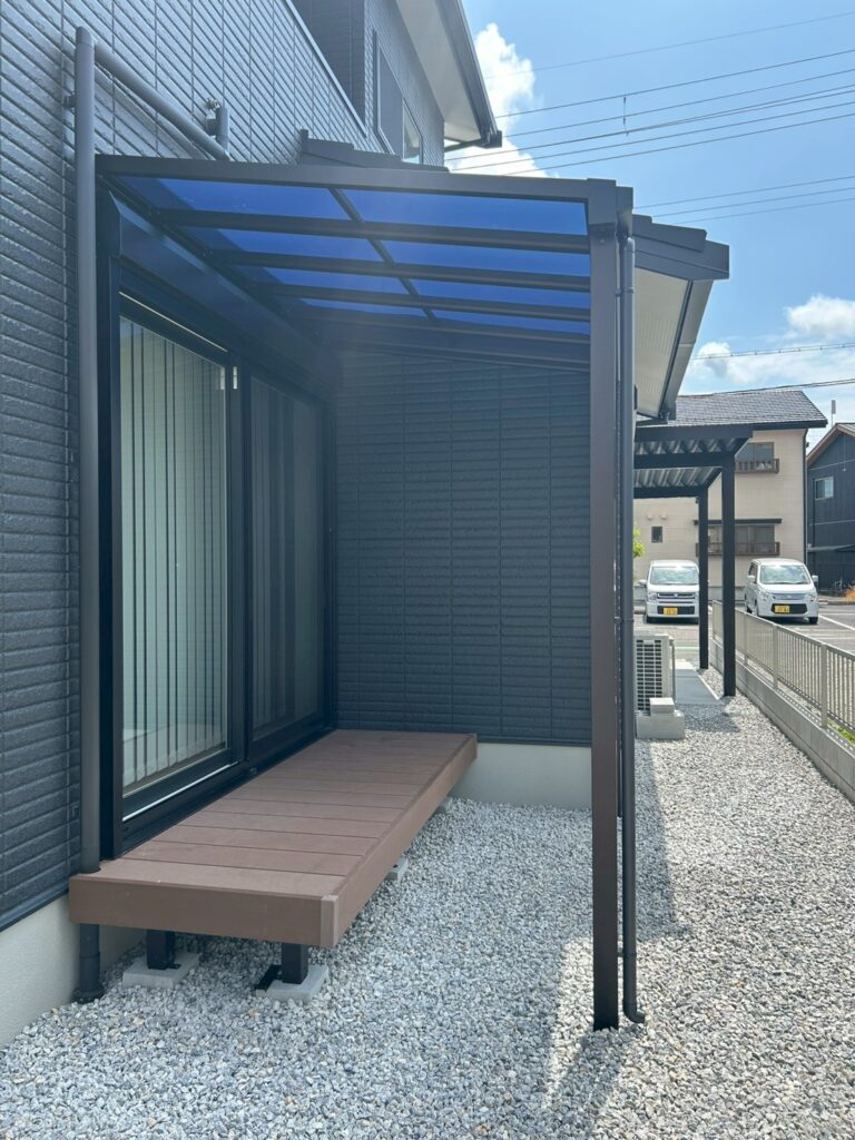 ウッドデッキとテラス屋根でつくる屋外スペース